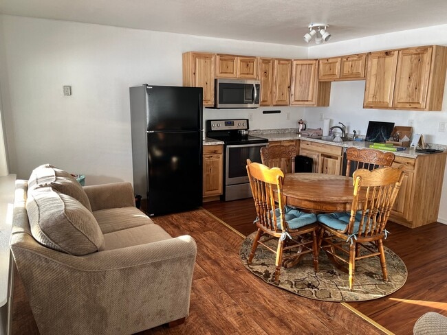 Building Photo - 690 El Rancho Dr