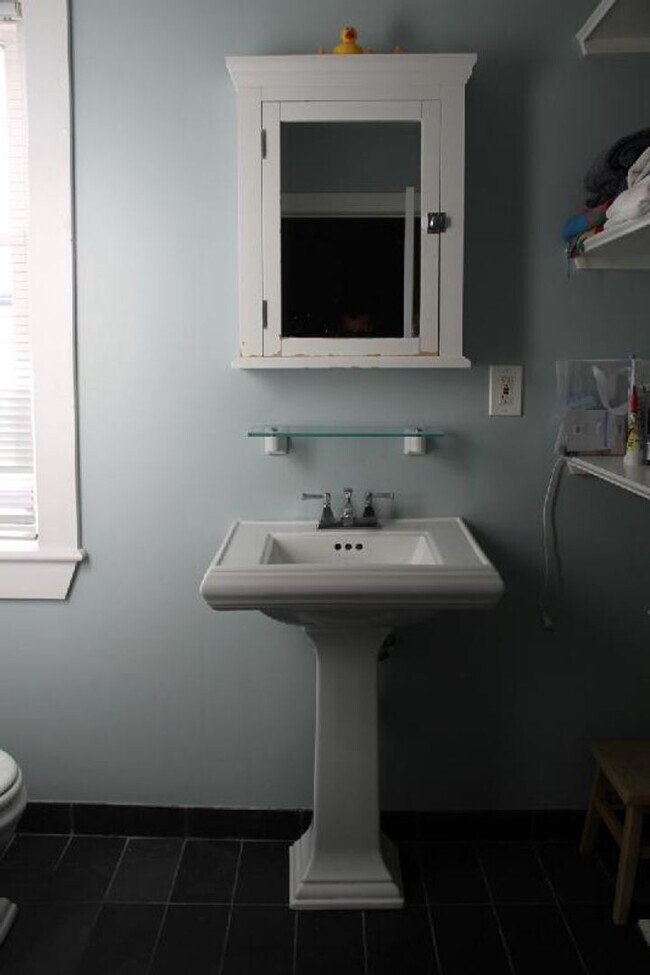 Building Photo - 3 BED/1.5 BATH BRIGHTON TOWNHOUSE FOR RENT...