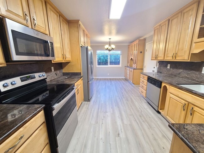 Building Photo - For Rent – Beautifully Updated 3-Bedroom H...