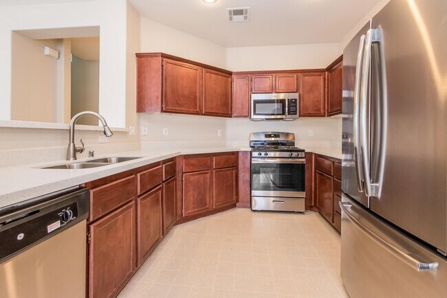 Foto del edificio - 1240 Maple Pines Ave
