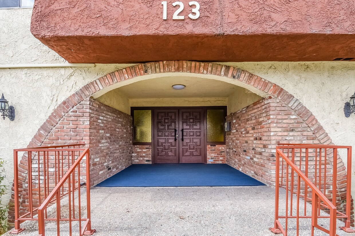 Primary Photo - 123 S Catalina St