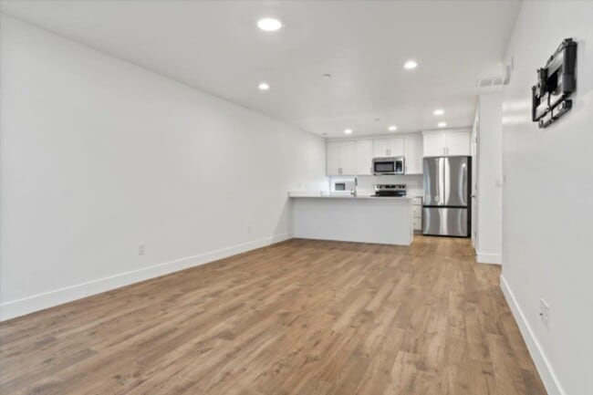 Building Photo - 1590 S 900 W