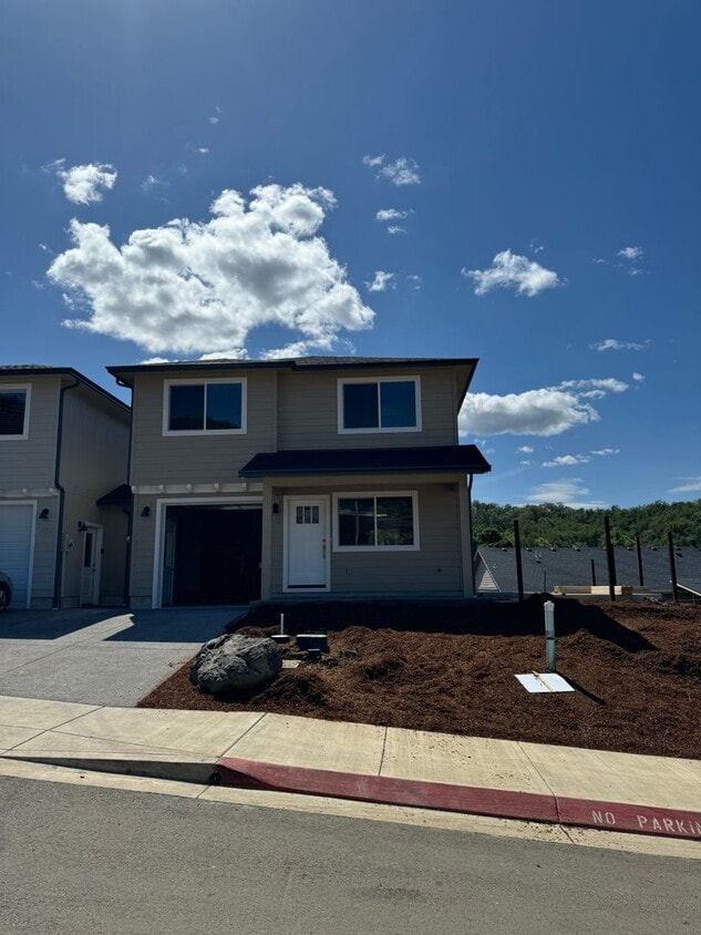 Foto principal - Newer West Roseburg 3-Bedroom, 2.5-Bath Townhouse