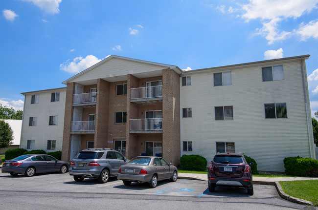 Gran cantidad de espacios de estacionamiento en el lugar - Saylor Park Apartments