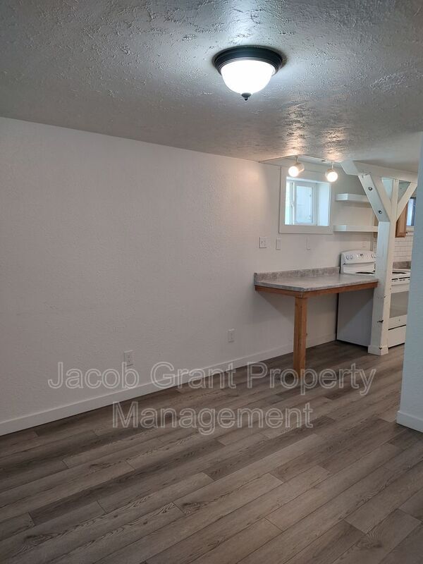 Building Photo - 66 N Stout Ave