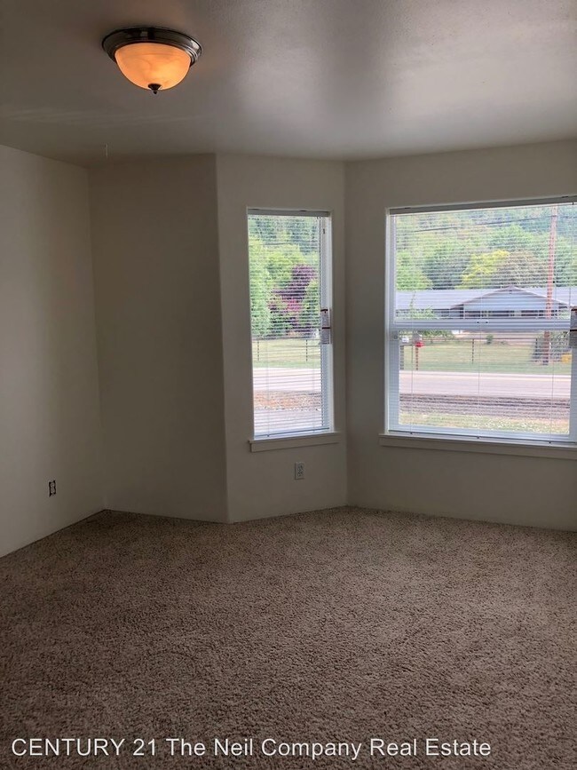 30943094 NE Douglas Ave, Roseburg, OR 97470 Room for Rent in