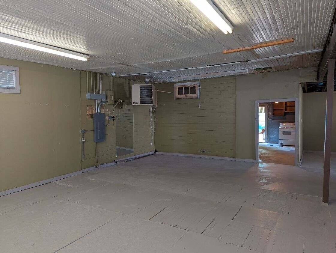 Primary Photo - 1321 E Central St
