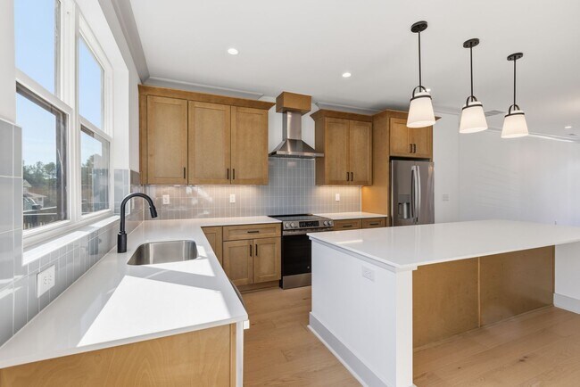 Building Photo - Luxurious 3BD, 3.5BA Chapel Hill Townhome with Modern Features Near Shopping, Dining, and Enterta...