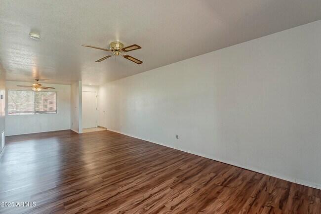 Building Photo - 4303 E Cactus Rd
