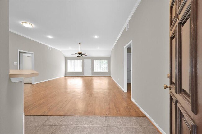 Building Photo - 225 Oak Hollow Dr