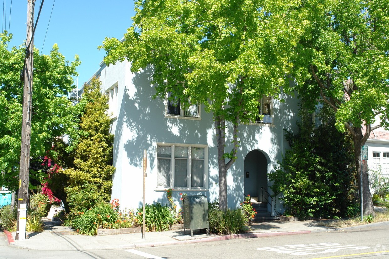 Foto del edificio - 2546 Etna St