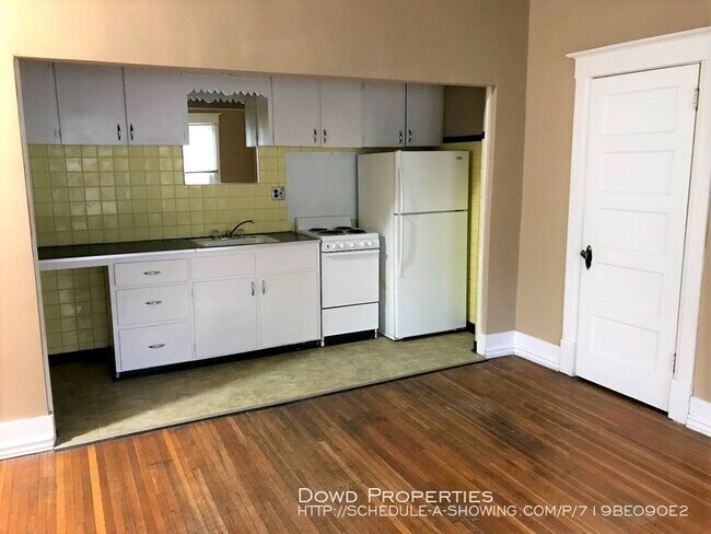 Building Photo - 207 1/2 E Locust St
