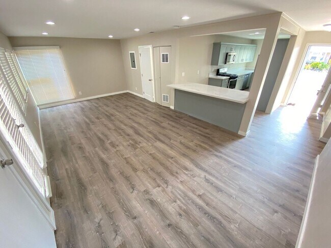 Foto del edificio - Remodeled 4BD/3BA, Detached Bedroom!