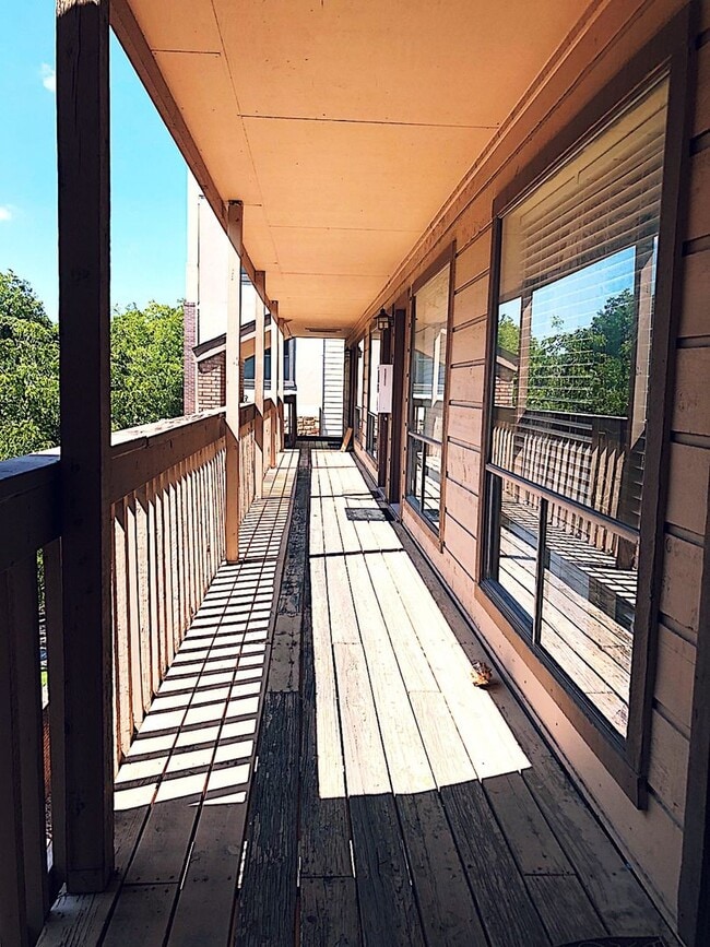 Building Photo - PEARL WEST CAMPUS - LOFTED 2BD/1BA  - $1250