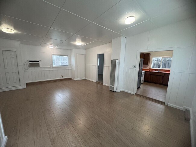 Building Photo - New Flooring & Paint!