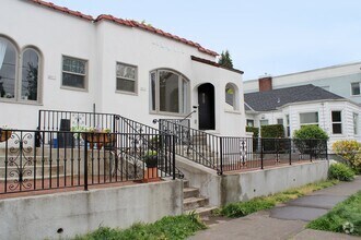 Building Photo - 2915 SE Alder St