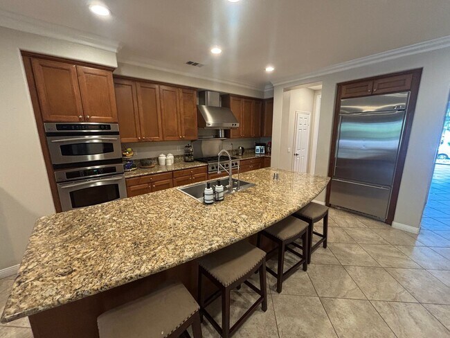Foto del edificio - Spectacular 5-Bedroom Home with Private Po...