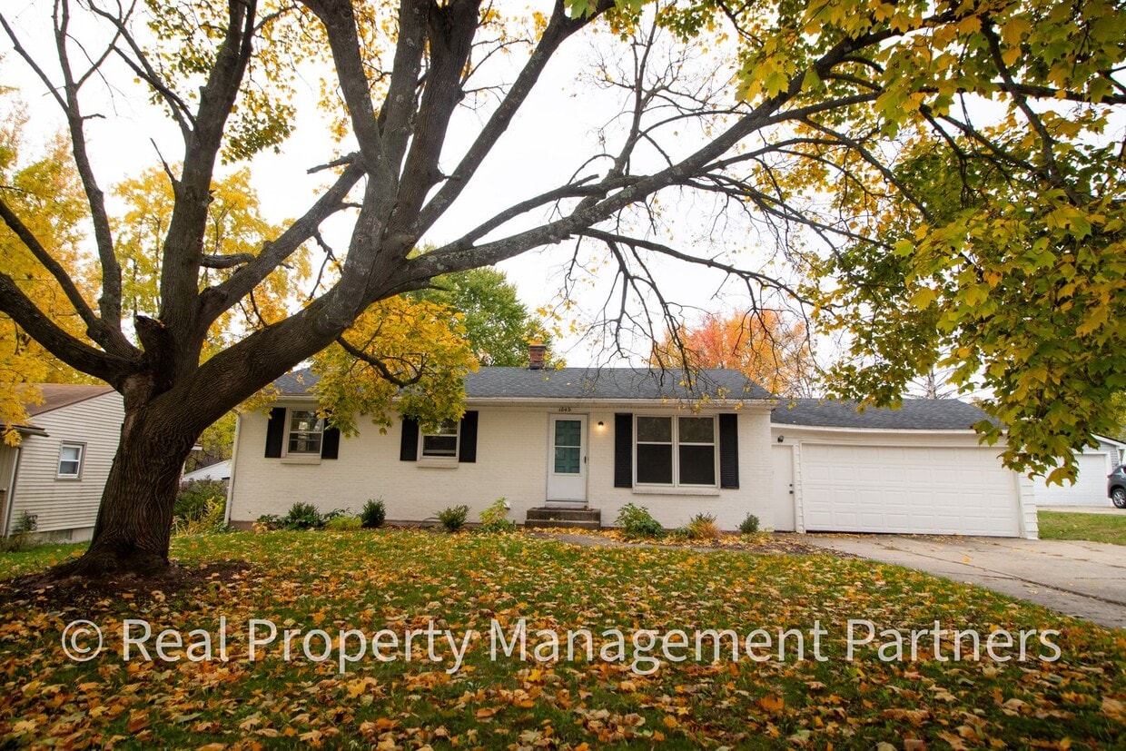 Foto principal - Fully Renovated 4 Bed, 2 Bath Home Near Br...