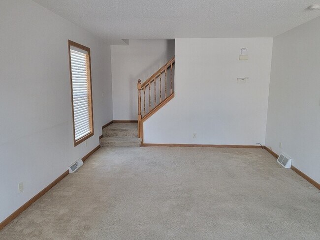 Building Photo - 4 bed, 2.5 bath home