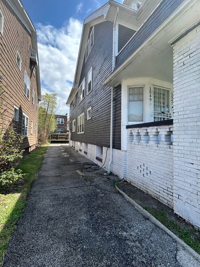 Foto del edificio - 1547 Hillcrest Rd