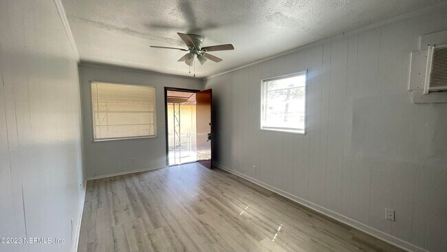 Foto del edificio - 5686 Akra Ave