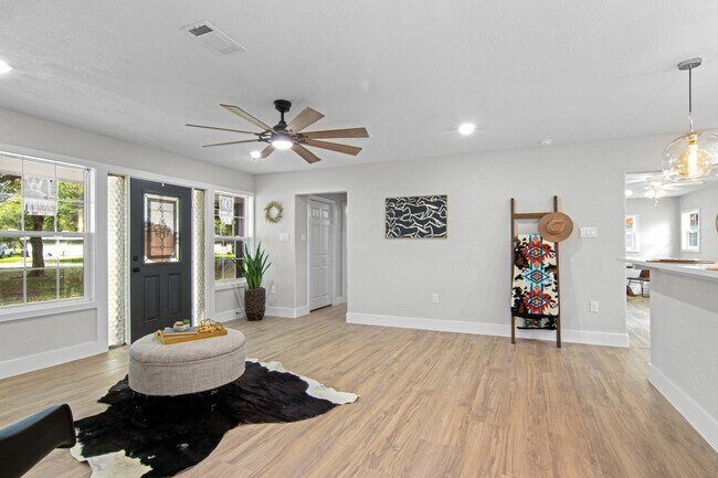 Foto del edificio - 15529 Pine St