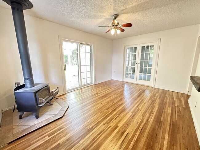 Foto del edificio - Charming 2 Bedroom, 1 Bath Finch Arboretum Area Home