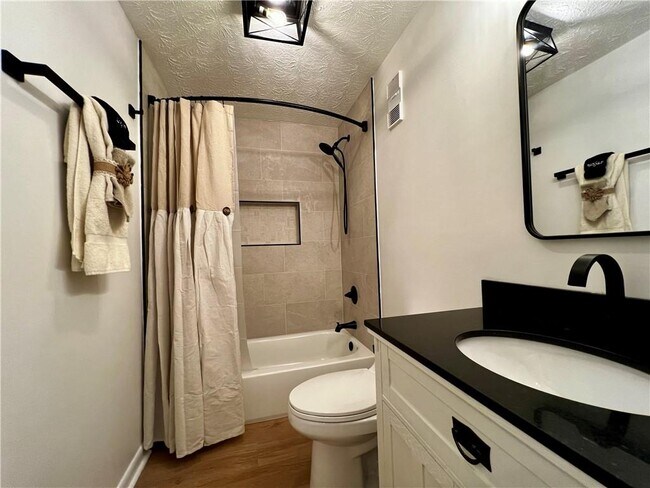 Building Photo - 302 Wynnes Ridge Cir SE