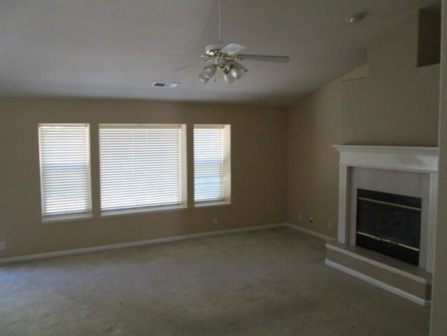 Foto del edificio - 240 Windrose Ct