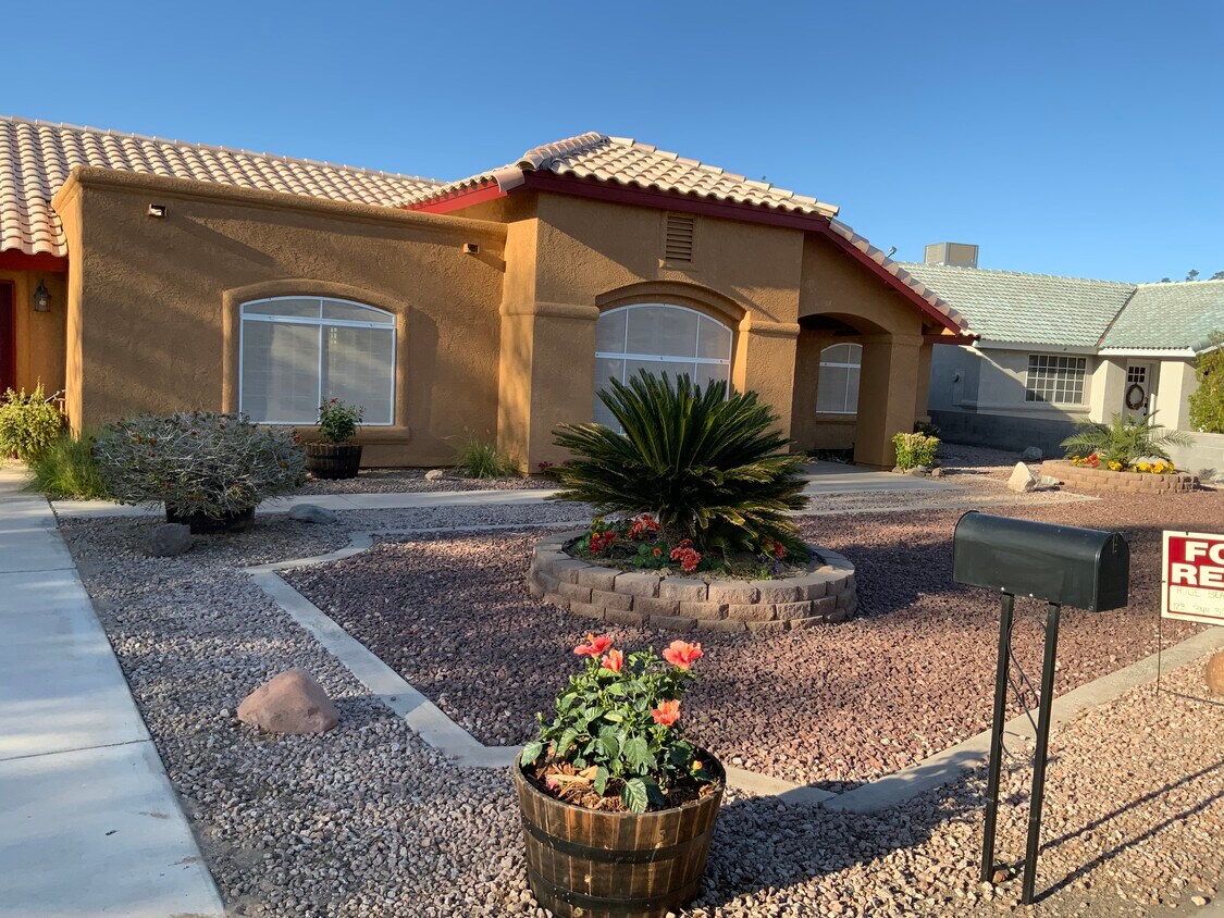 Primary Photo - 3572 E Moreno Ln