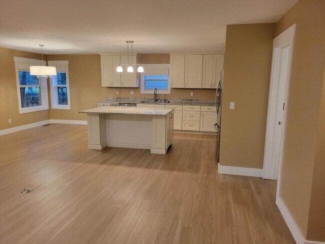 Building Photo - 1101 Woodland Dr