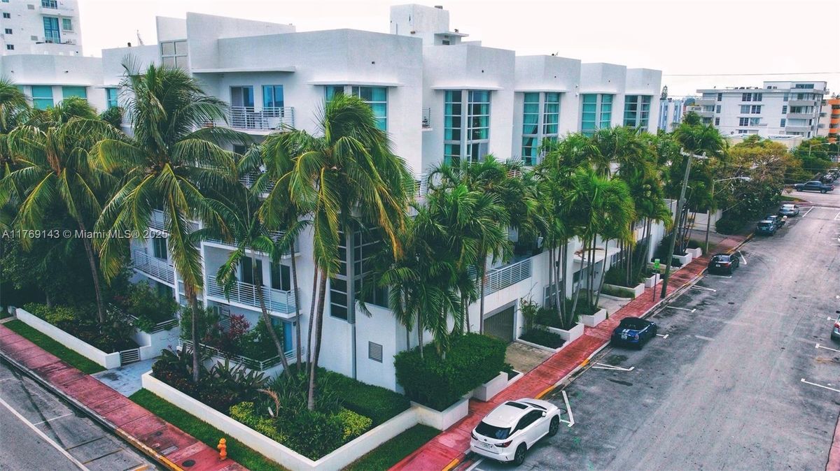 Foto principal - 7744 Collins Ave