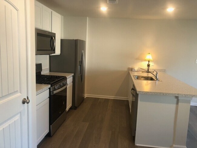 Foto del edificio - 4 Bedroom Home in desired community with pool.