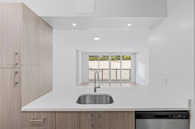 Foto del edificio - 1756 N Bayshore Dr