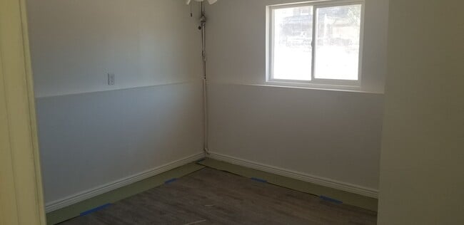 Building Photo - Charming Downstairs apartment