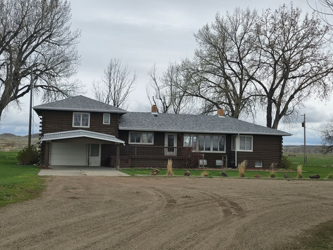 Primary Photo - 4 bed, 3 bath house in the country