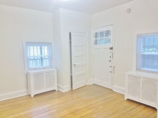 Building Photo - 1731 Pine St