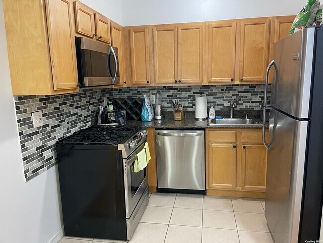 Foto del edificio - 118-82 Metropolitan Ave