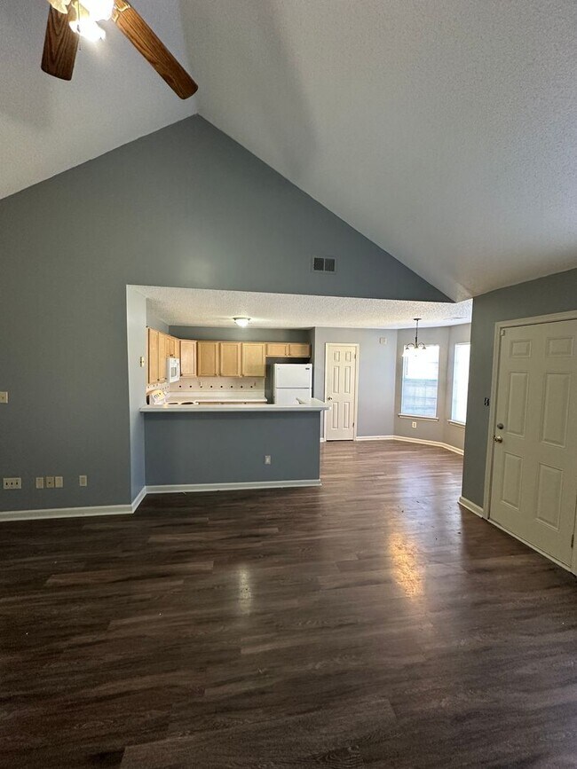 Foto del edificio - Newly Renovated 3 bd 2 bath with 2 car garage in Cordova near Shelby Farms.  Pets are allowed wit...