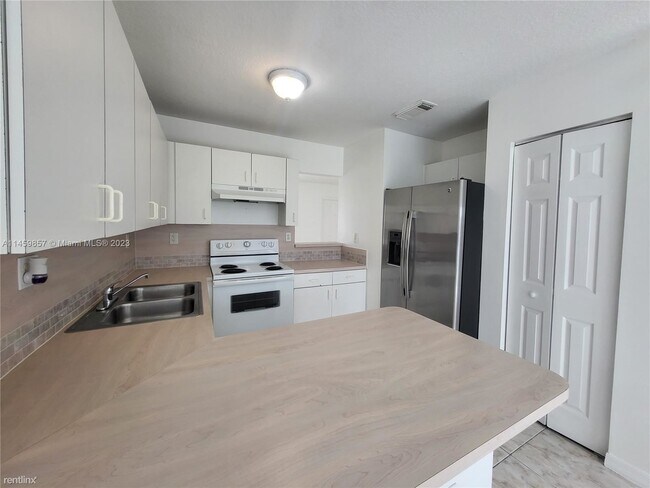 Building Photo - 3 br, 2.5 bath House - 16260 SW 97th St # 0