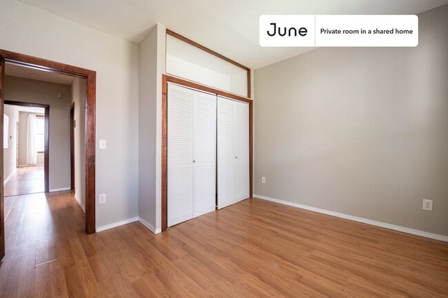 Building Photo - Room in Shared 4 bed/1 bath home