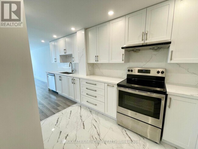 Photo du bâtiment - 717-717 Bay St.
