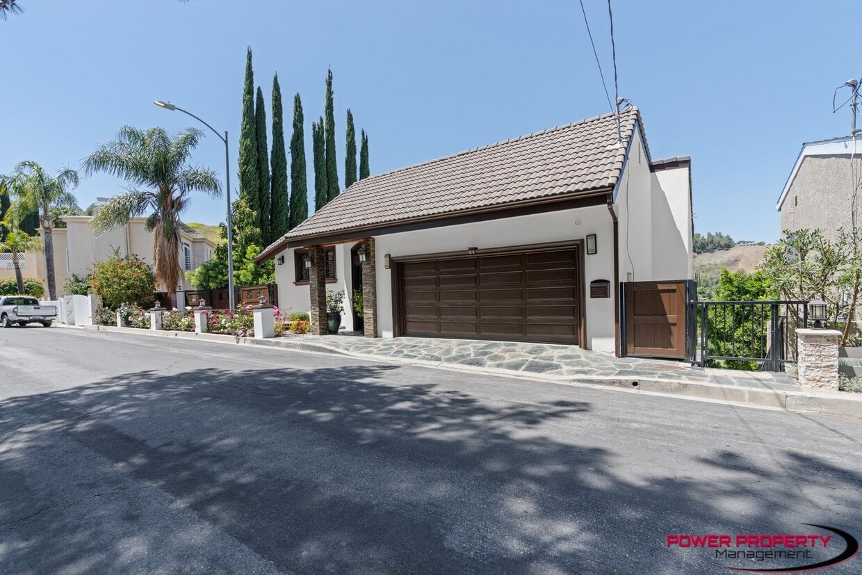 Primary Photo - Spacious 5-Bedroom Home with Modern Amenit...