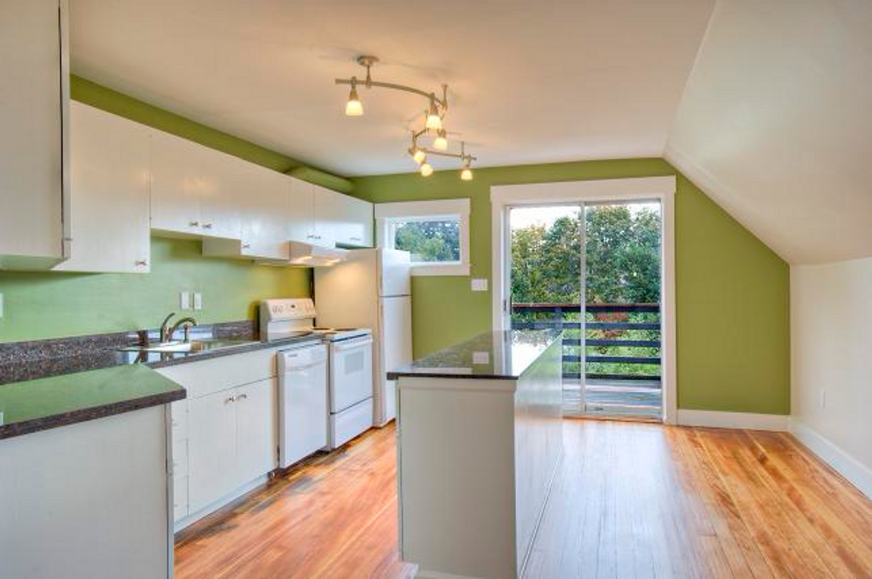 Foto principal - Bright & Charming 3bed/1bath Upper Duplex ...