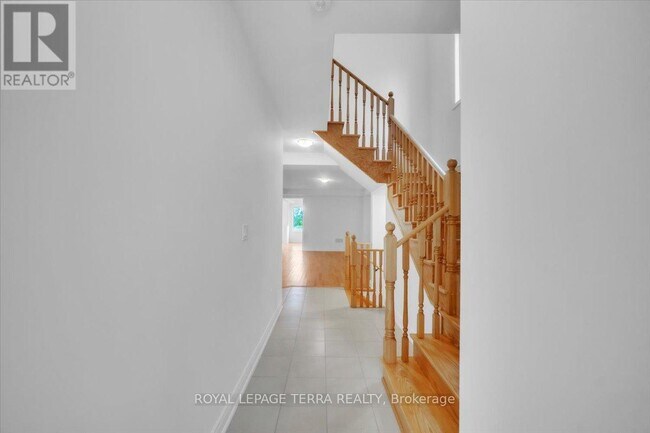 Building Photo - 28 Bloomfield Cres
