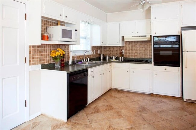 Building Photo - 1620 Flat Shoals Rd SE