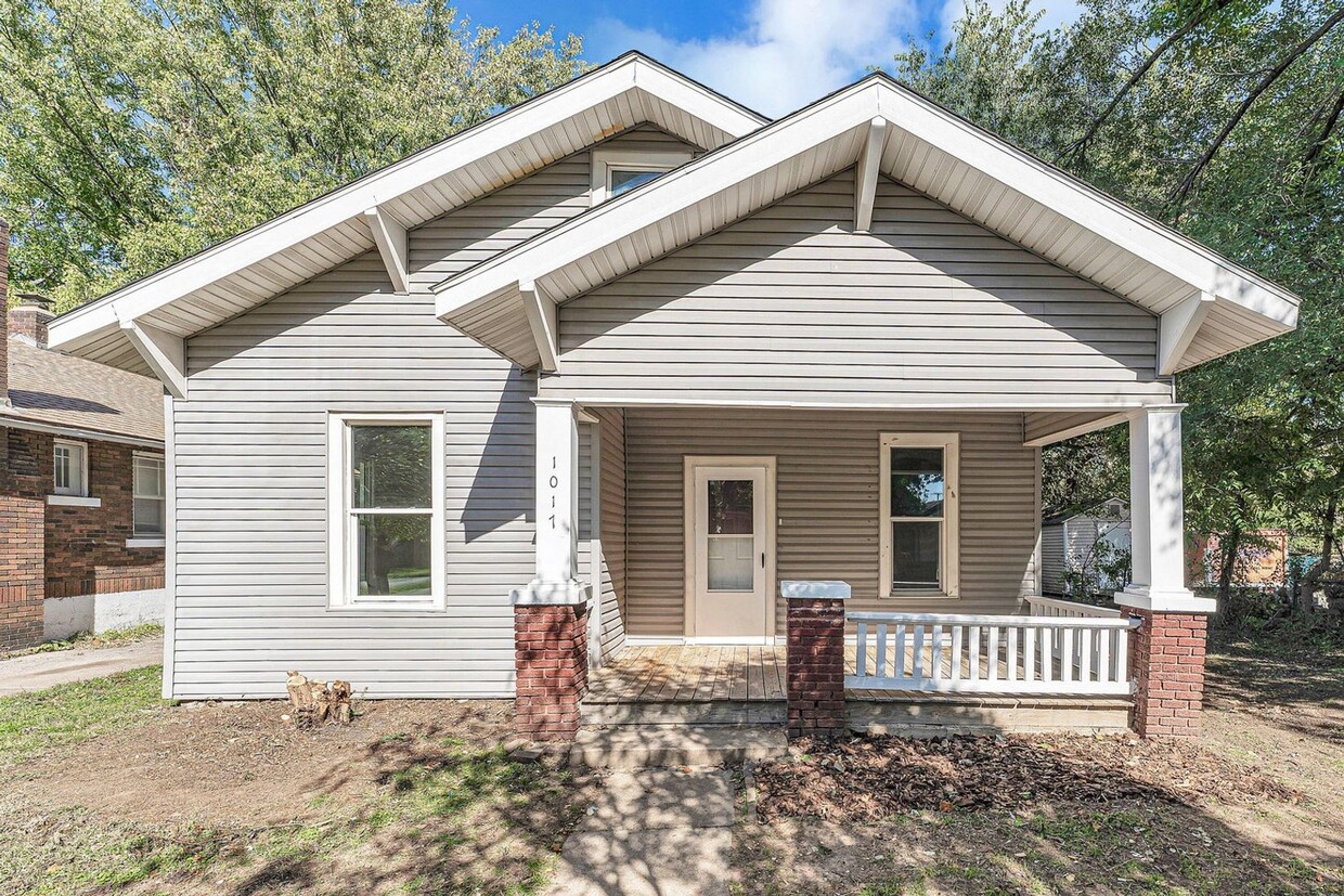 Foto principal - 3 Bed | 1 Bath | Loft | FULLY Remodeled | Springfield MO | PETS WELCOME!