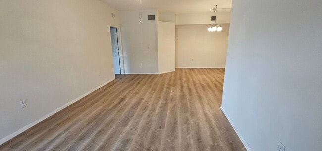 Building Photo - $500 off the first month’s rent!!