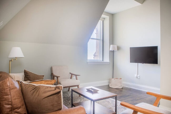 Foto del edificio - 225 E Michigan St