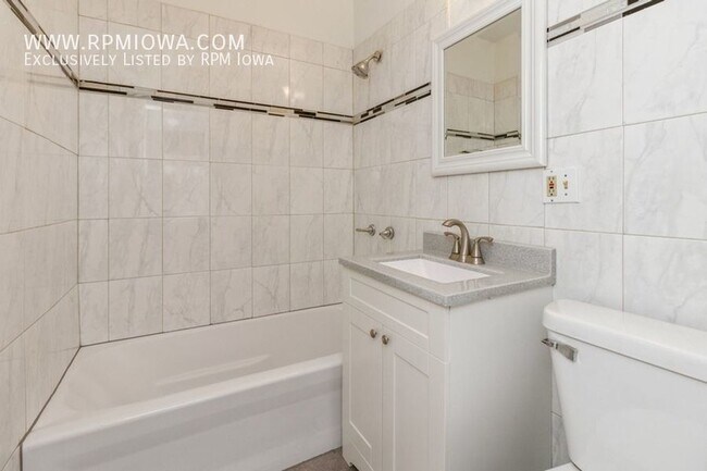 Building Photo - STAINLESS STEEL APPLIANCES! 2 Bedroom, 1 B...